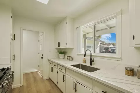 Kitchen - 953 Brookwood Ave, Vallejo, CA 94591 photo 3 of 5