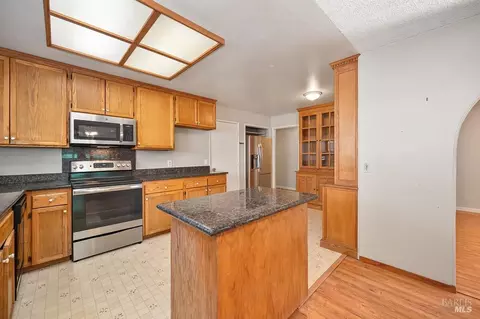 Kitchen - 217 Arrowhead Dr, Vacaville, CA 95687 photo 2 of 4