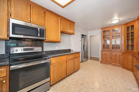 Kitchen - 217 Arrowhead Dr, Vacaville, CA 95687 photo 3 of 4