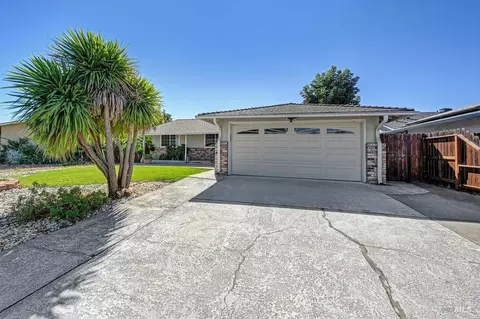 Exterior - 217 Arrowhead Dr, Vacaville, CA 95687 photo 4 of 10
