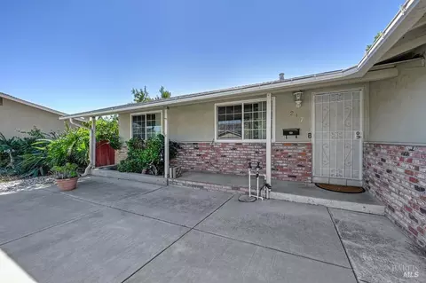 Exterior - 217 Arrowhead Dr, Vacaville, CA 95687 photo 5 of 10
