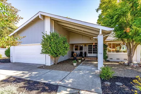 365 Twin Lakes Dr, Santa Rosa, CA 95409