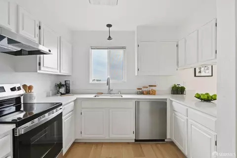 Kitchen - 504 Monterey Rd #10, Pacifica, CA 94044 photo 4 of 5