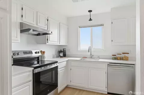 Kitchen - 504 Monterey Rd #10, Pacifica, CA 94044 photo 3 of 5