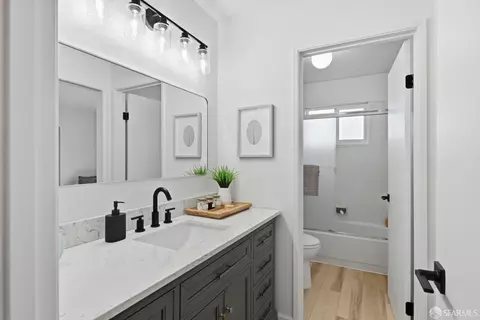 Bath - 504 Monterey Rd #10, Pacifica, CA 94044 photo 2 of 4