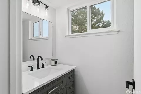 Bath - 504 Monterey Rd #10, Pacifica, CA 94044 photo 1 of 4