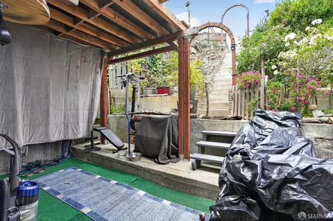 Exterior - 967 Avalon Ave, San Francisco, CA 94112 photo 2 of 2