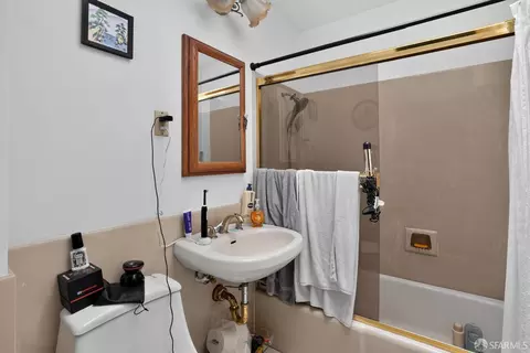 Bath - 967 Avalon Ave, San Francisco, CA 94112 photo 1 of 2