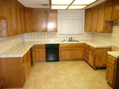 221 E 20th St, Tracy, CA 95376 photo 2