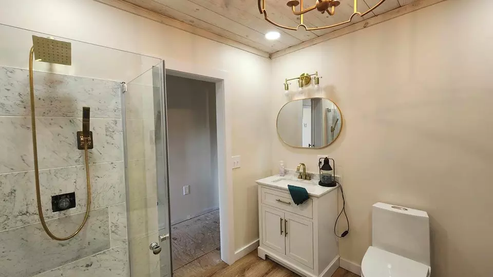 Bath - 544 Owsley St, Burkesville, KY 42717 photo 3 of 5