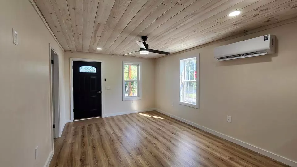 Living - 544 Owsley St, Burkesville, KY 42717 photo 1 of 1