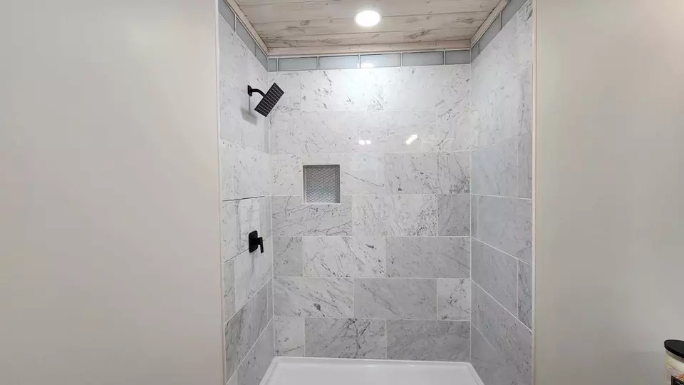 Bath - 544 Owsley St, Burkesville, KY 42717 photo 2 of 5