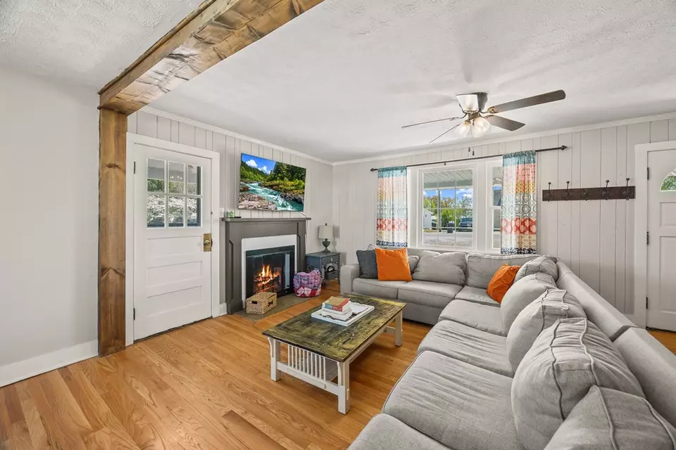 Living - 442 Bradley Dr, Cookeville, TN 38501 photo 2 of 4
