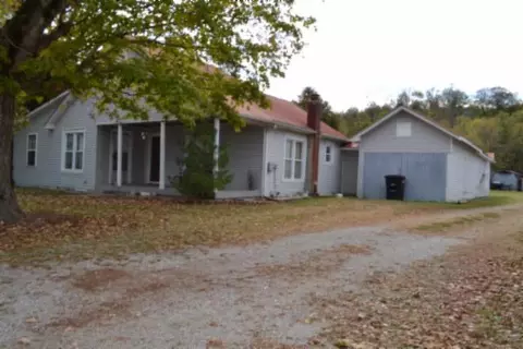 218 E Lake Ave, Celina, TN 38551