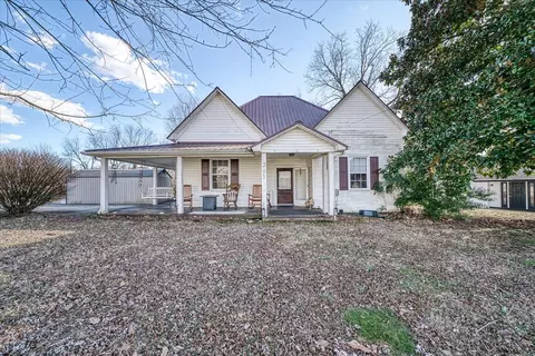 305 E University St, Livingston, TN 38570