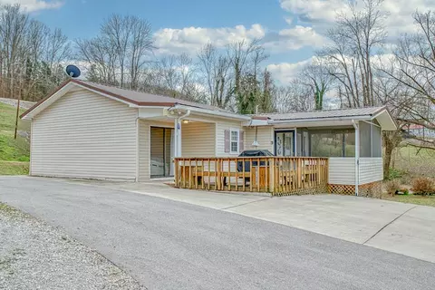 1369 Austin Lake Rd, Baxter, TN 38544