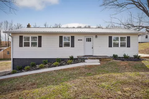 1008 Asberry Dr, Byrdstown, TN 38549