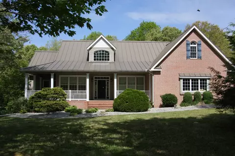 734 Ridgetop Dr, Jamestown, TN 38556