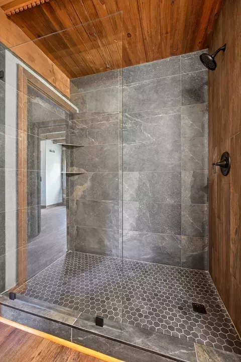 Bath - 539 Peach Ave, Morrison, TN 37357 photo 2 of 6