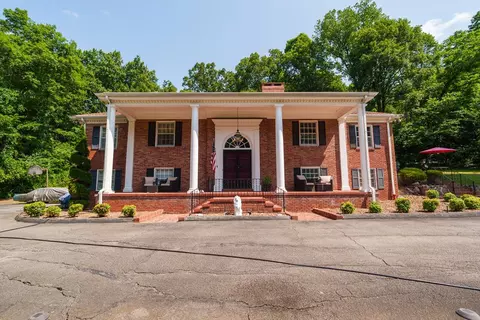 423 Hillcrest Dr, Livingston, TN 38570