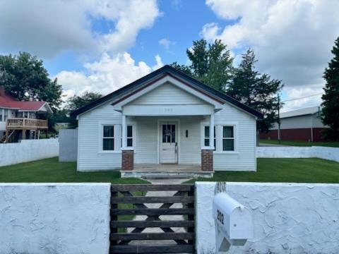 202 W 4 St, Livingston, TN 38570