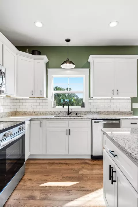 Kitchen - 4763 Window Cliff Rd, Baxter, TN 38544 photo 2 of 3