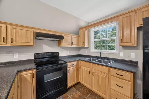 Kitchen - 6973 Ashburn Rd, Baxter, TN 38544 photo 2 of 2