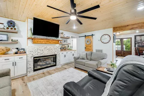 Living - 380 Webbs Camp Rd, Walling, TN 38587 photo 2 of 7