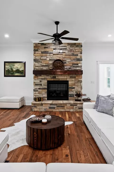 Living - 300 Chandler Rd, Doyle, TN 38559 photo 2 of 4
