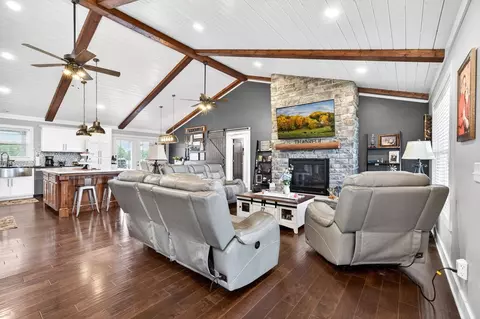 Living - 5335 Hickey Ridge Rd, Baxter, TN 38544 photo 2 of 3