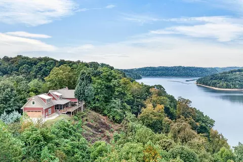 2070 Holly Bend Dr, Byrdstown, TN 38549