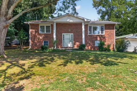 306 E 4th St, Livingston, TN 38570