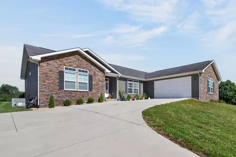 4020 Highland Ridge Dr, Crossville, TN 38555