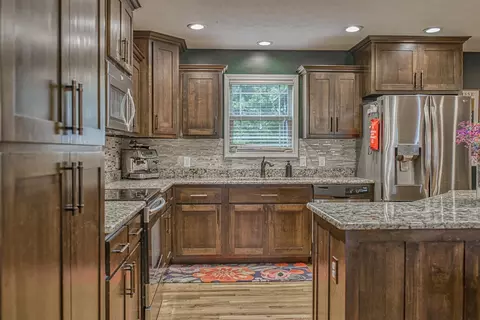 Kitchen - 7864 Platinum Cir, Baxter, TN 38544 photo 3 of 3