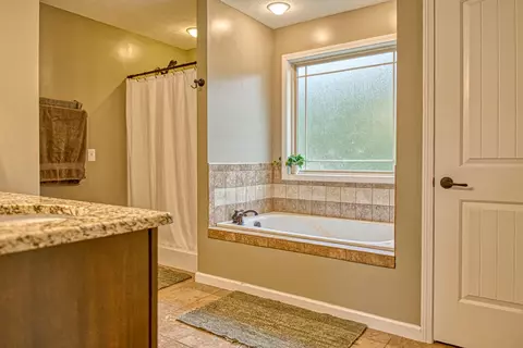 Bath - 7864 Platinum Cir, Baxter, TN 38544 photo 3 of 6