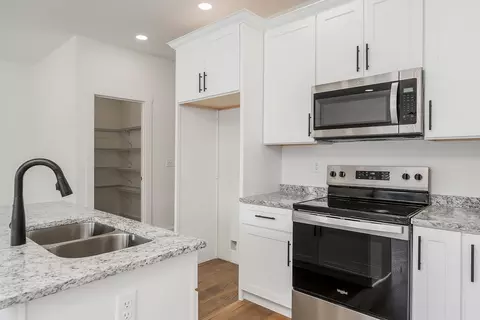 Kitchen - 348 Legends Cir, Baxter, TN 38544 photo 2 of 3