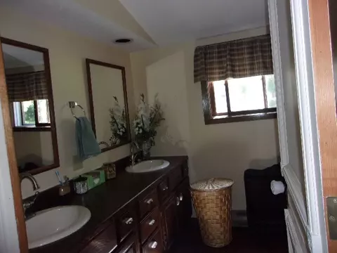 410 E State St, Iola, WI 54945 photo 5