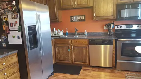 1606 E Arnold St, Marshfield, WI 54449 photo 2
