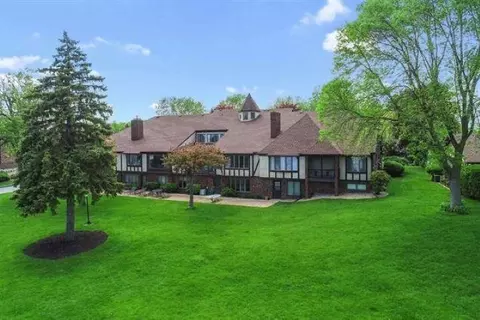 2219 Sunrise Dr, Appleton, WI 54914 photo 2