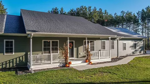 8732 4th Ave, Almond, WI 54909