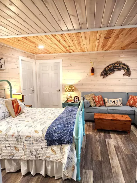 Bedroom - 1919 Sunset Dr, Tomahawk, WI 54487 photo 8 of 10