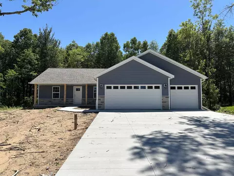 1605 Rotary St, Waupaca, WI 54981
