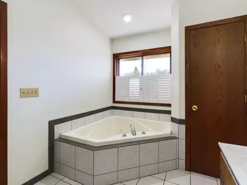 Bath - 225505 Nazda Rd, Hatley, WI 54440 photo 2 of 4