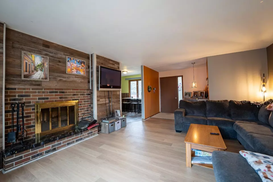 Living - 808 Jack St, Rothschild, WI 54474 photo 2 of 4