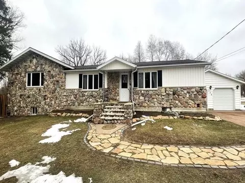 206 Curtis Ave, Hatley, WI 54440