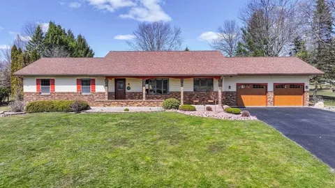 2401 Meadowbrook Dr, Marshfield, WI 54449