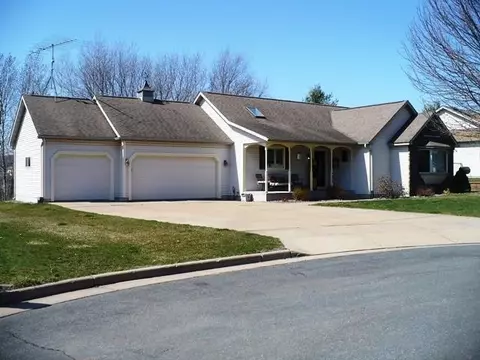 4826 Promontory Ct, Eau Claire, WI 54701