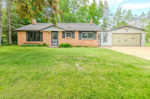 815 Woodview Dr, Stevens Point, WI 54482