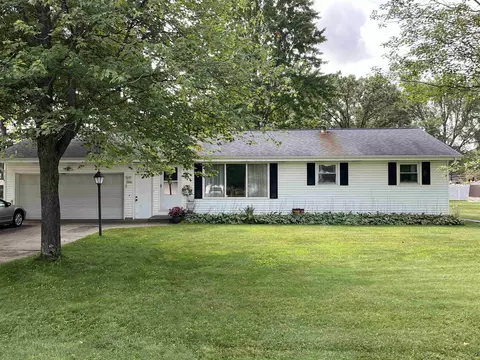 1040 Lakewood Ln, Wisconsin Rapids, WI 54494