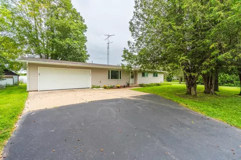 704 Emmonsville Rd, Hatley, WI 54440